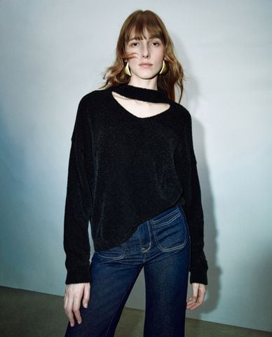  URBAN REVIVO - Áo dệt kim nữ cổ V tay dài cách điệu 