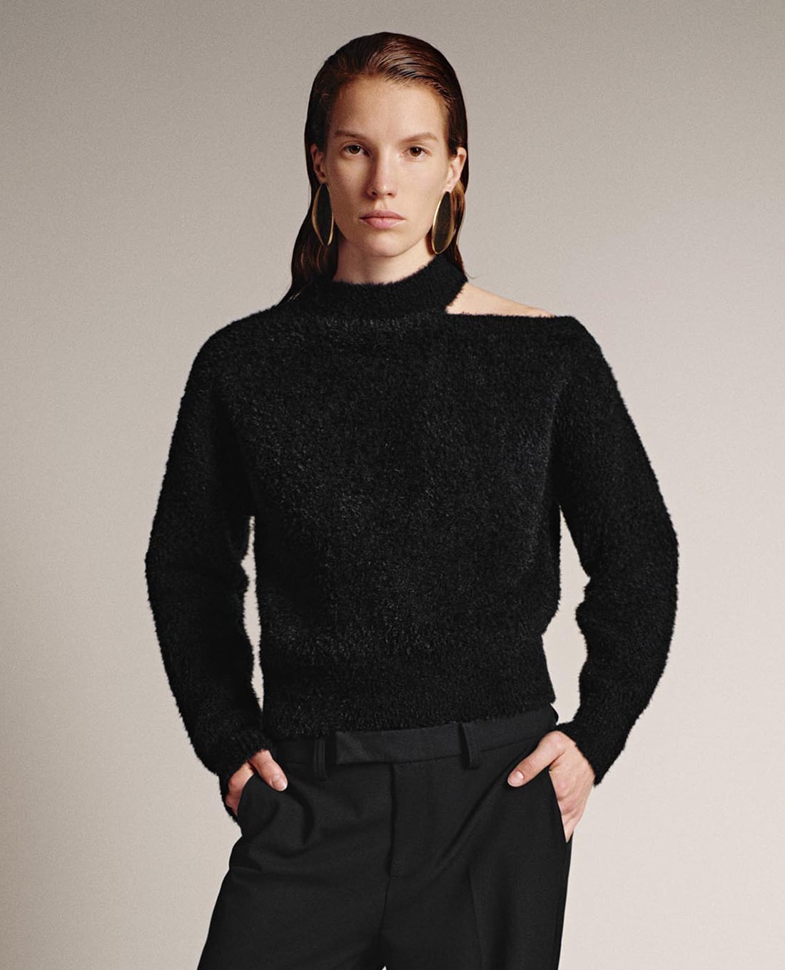 URBAN REVIVO - Áo dệt kim nữ cổ cao tay dài hở vai