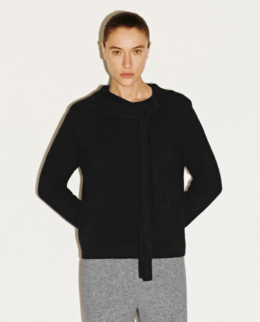 URBAN REVIVO - Áo dệt kim nữ cổ tròn tay dài thắt khăn