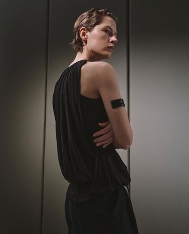  URBAN REVIVO - Áo sát nách nữ cổ tròn xếp li dáng phồng 