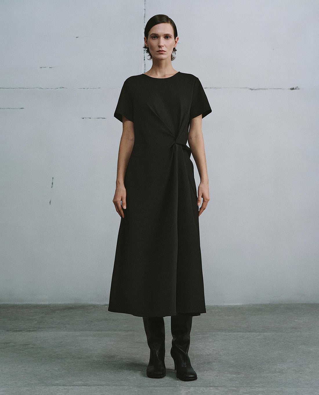 URBAN REVIVO - Đầm midi cổ tròn tay ngắn xoắn eo