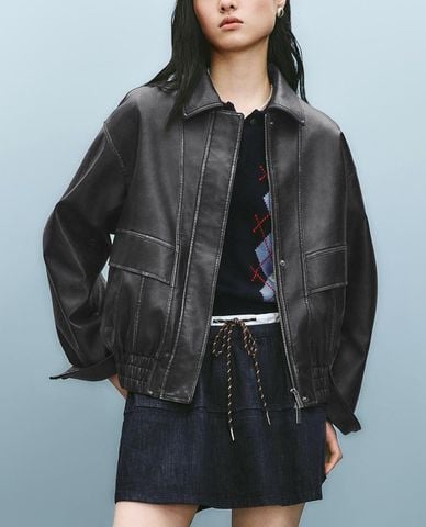  URBAN REVIVO - Áo khoác da nữ cổ bẻ tay dài phối túi 