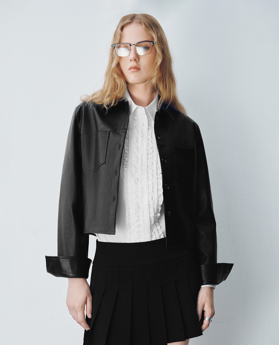 URBAN REVIVO - Áo khoác da nữ cổ bẻ tay dài phom croptop