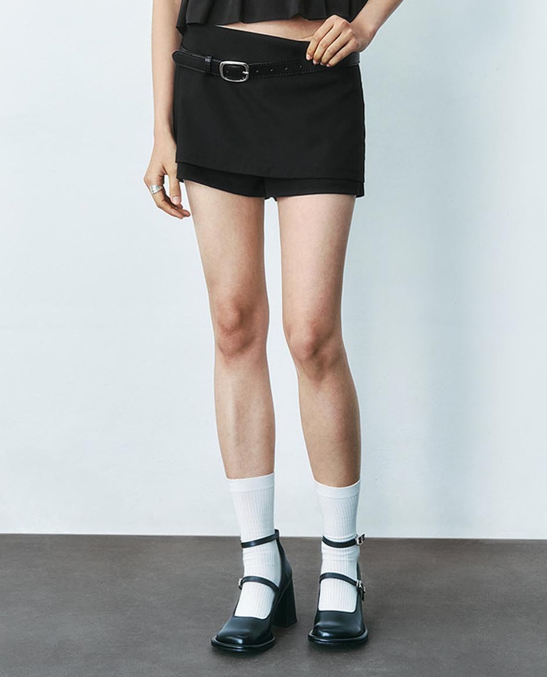 URBAN REVIVO - Quần short giả váy nữ hiện đại