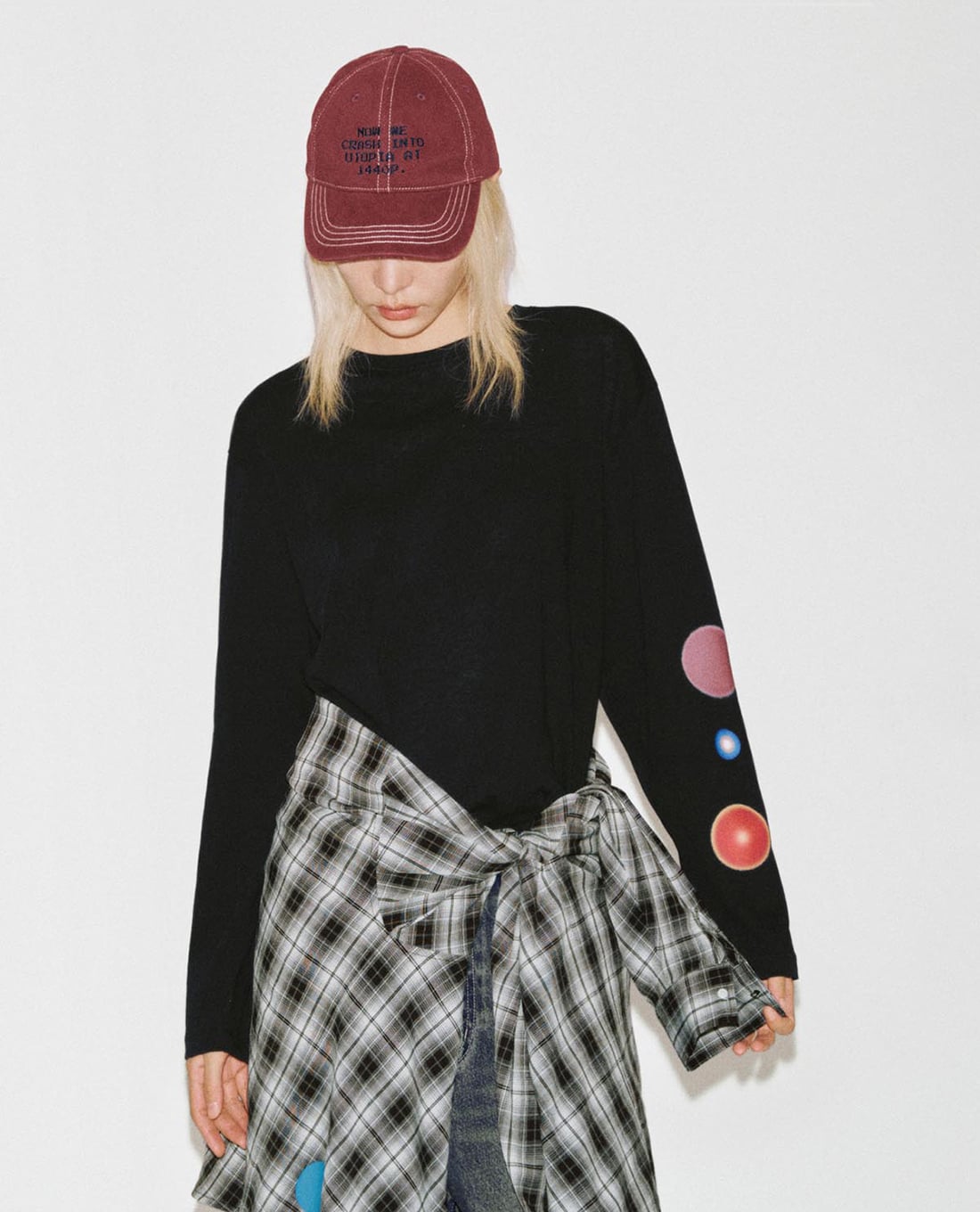 URBAN REVIVO - Áo thun nữ cổ tròn tay dài in họa tiết