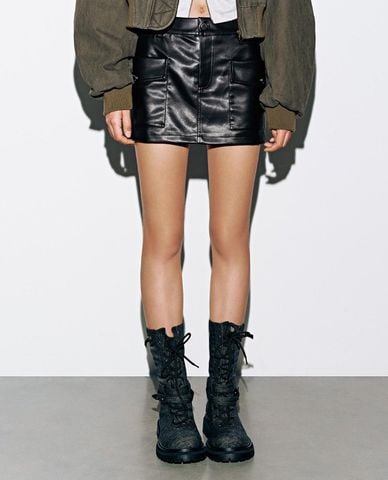  URBAN REVIVO - Chân váy chữ A mini da bóng phối túi hộp 