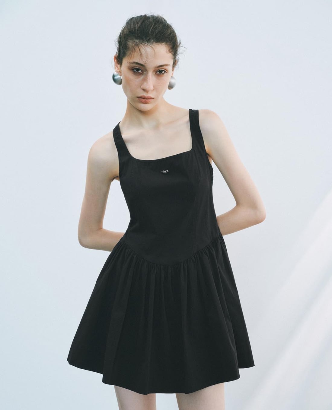 URBAN REVIVO - Đầm hai dây mini cổ vuông dáng xoè