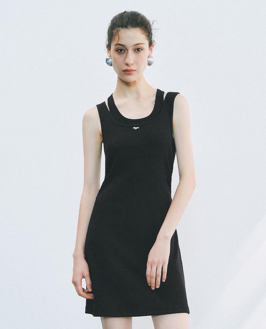 URBAN REVIVO - Đầm sát nách mini cổ chữ U phom ôm