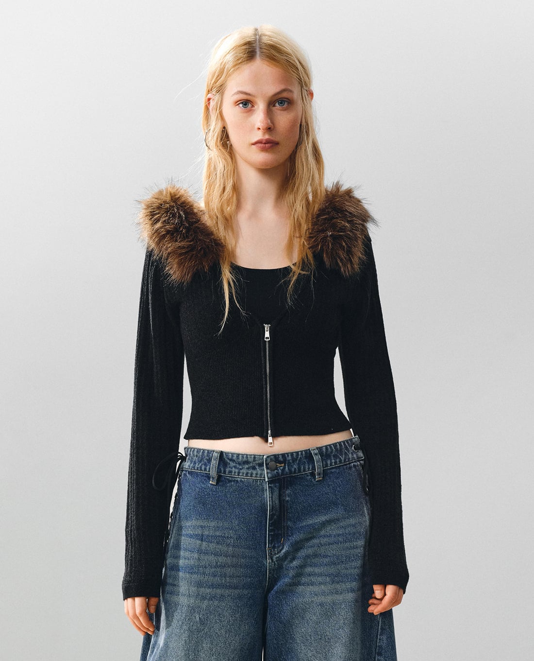URBAN REVIVO - Áo dệt kim nữ cổ yếm phối lông phom croptop