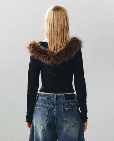  URBAN REVIVO - Áo dệt kim nữ cổ yếm phối lông phom croptop 