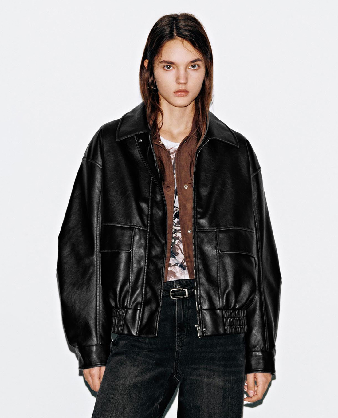 URBAN REVIVO - Áo khoác bomber nữ cổ bẻ phối túi hộp