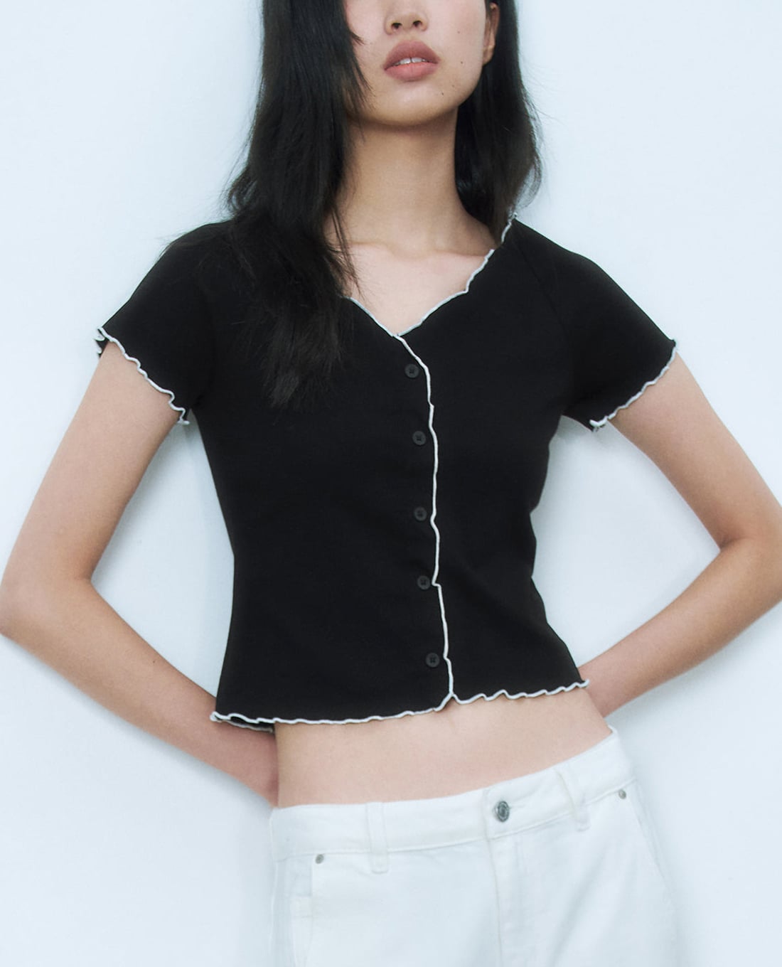 URBAN REVIVO - Áo dệt kim nữ cổ V tay ngắn viền bèo