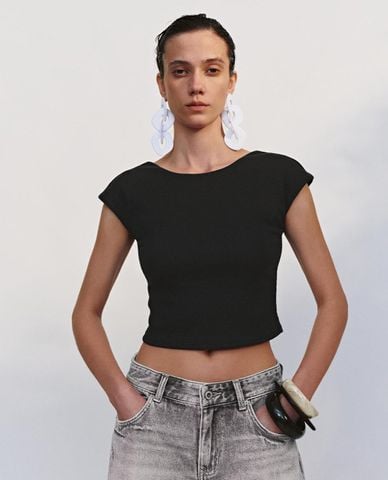  URBAN REVIVO - Áo croptop nữ cổ tròn tay ngắn 