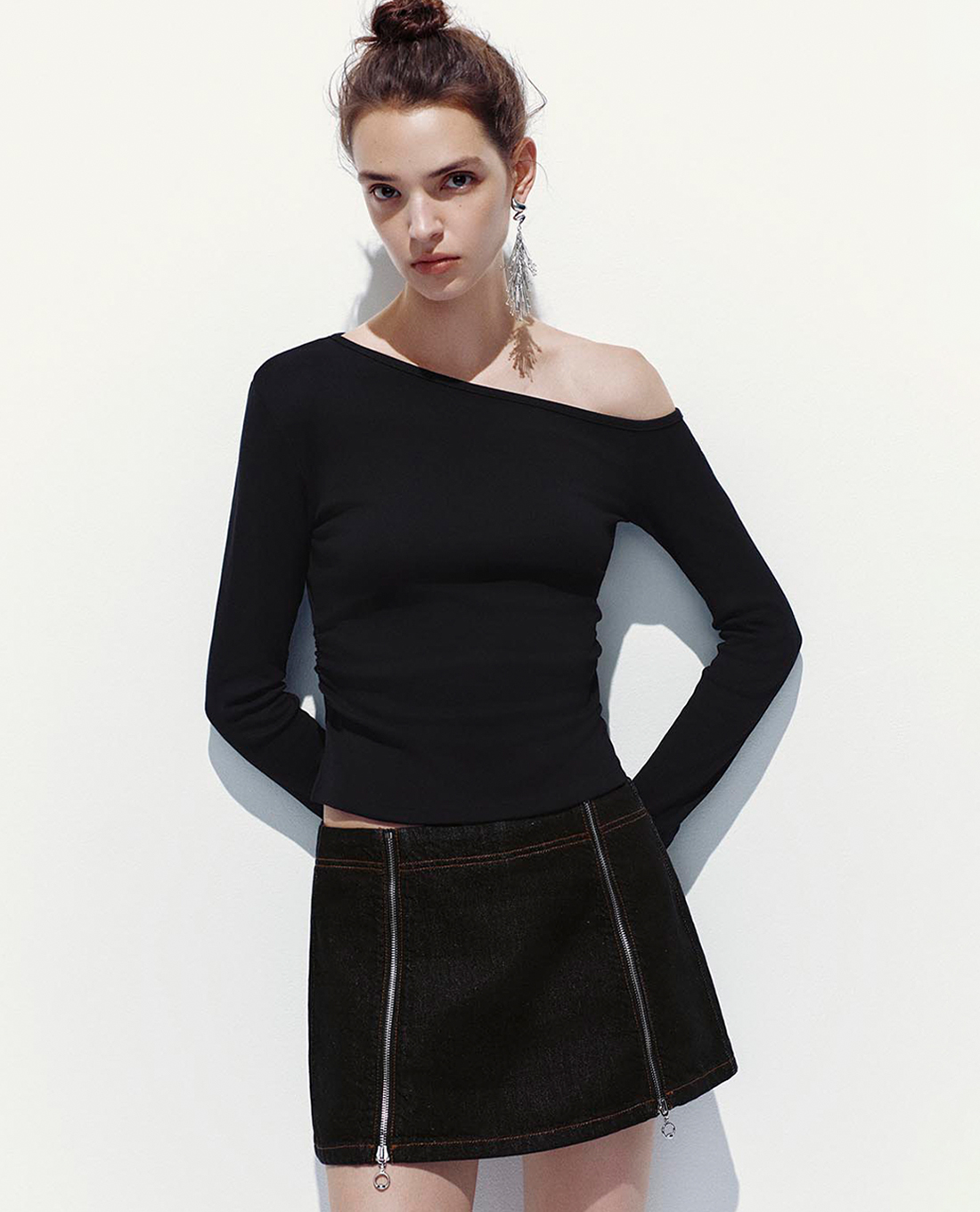 URBAN REVIVO - Áo trễ vai nữ tay dài phom ôm