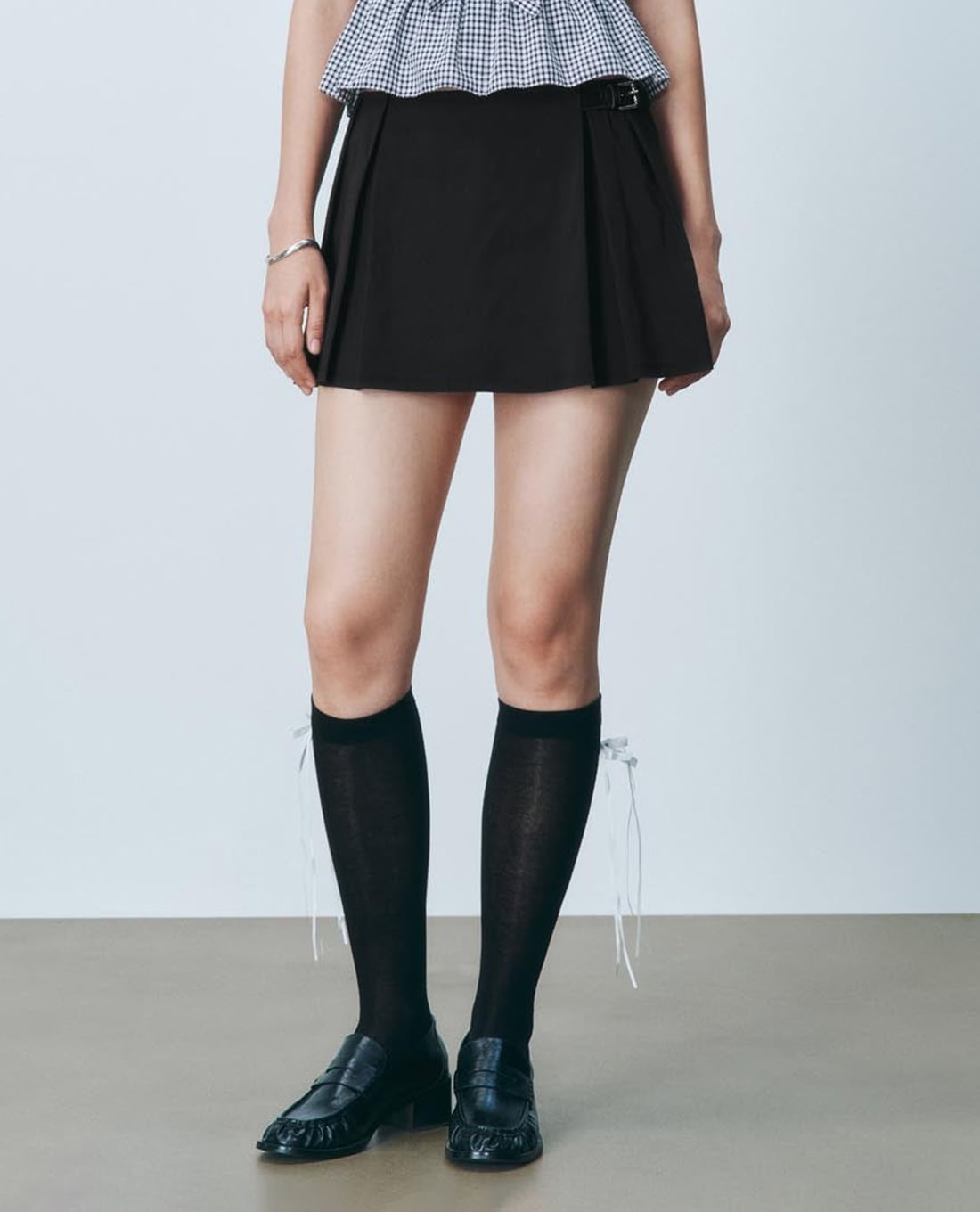 URBAN REVIVO - Chân váy xếp li mini phối khóa cài