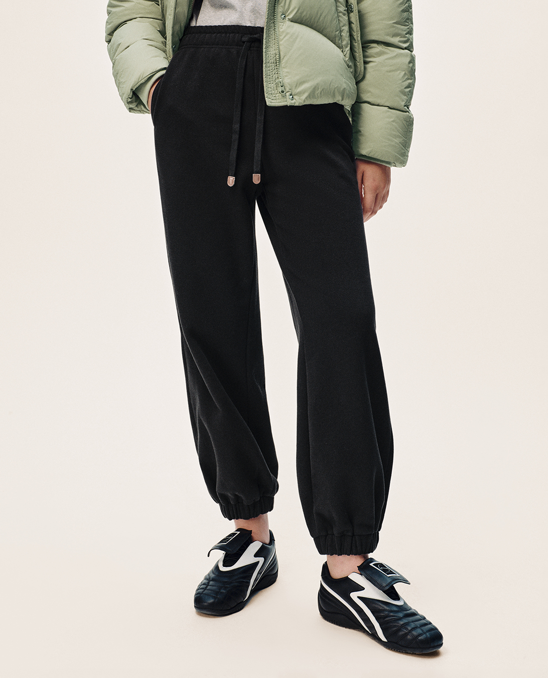 URBAN REVIVO - Quần jogger nữ lưng thun bo gấu