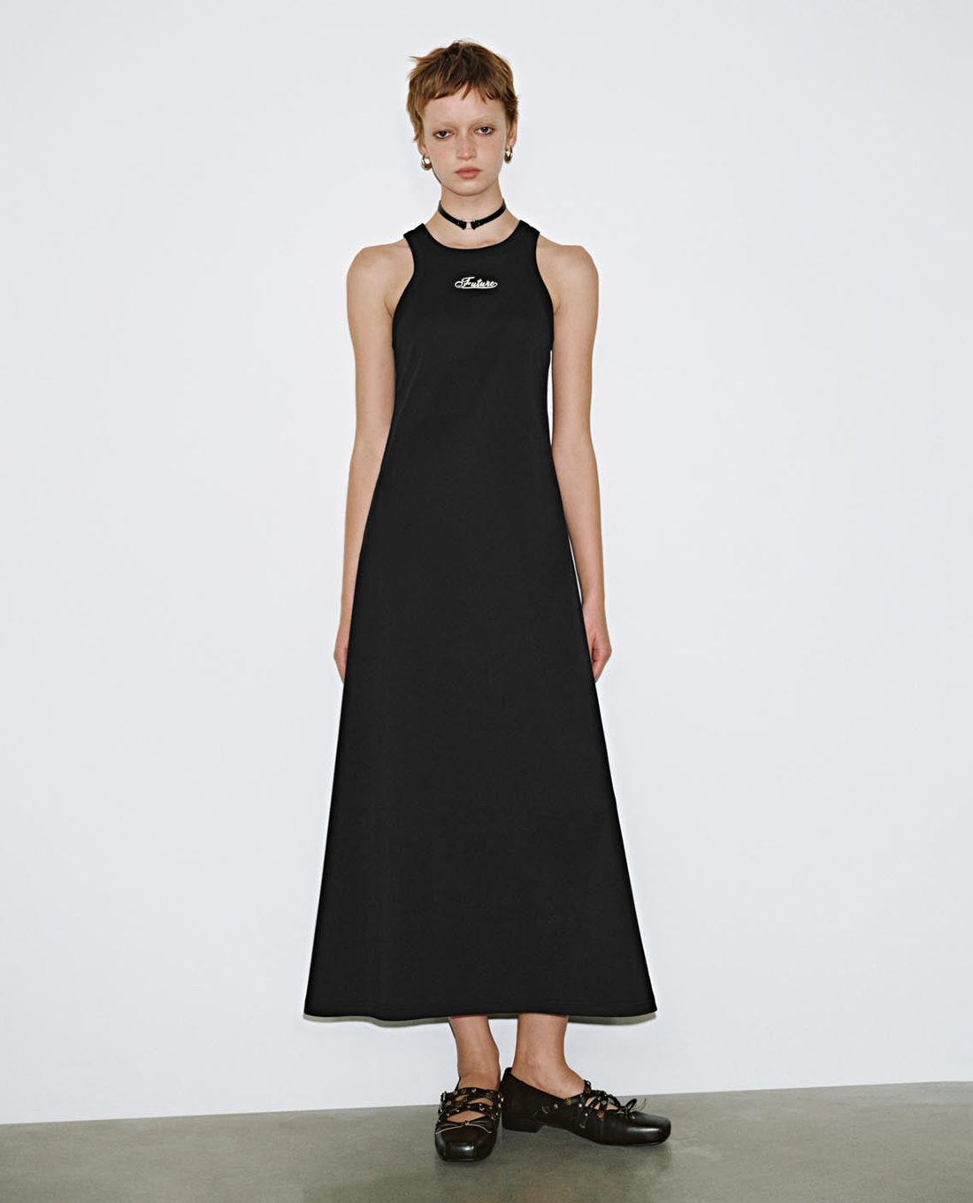 URBAN REVIVO - Đầm sát nách midi cổ tròn in chữ