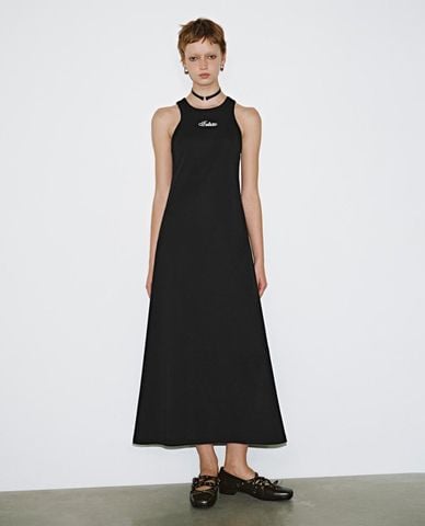  URBAN REVIVO - Đầm sát nách midi cổ tròn in chữ 