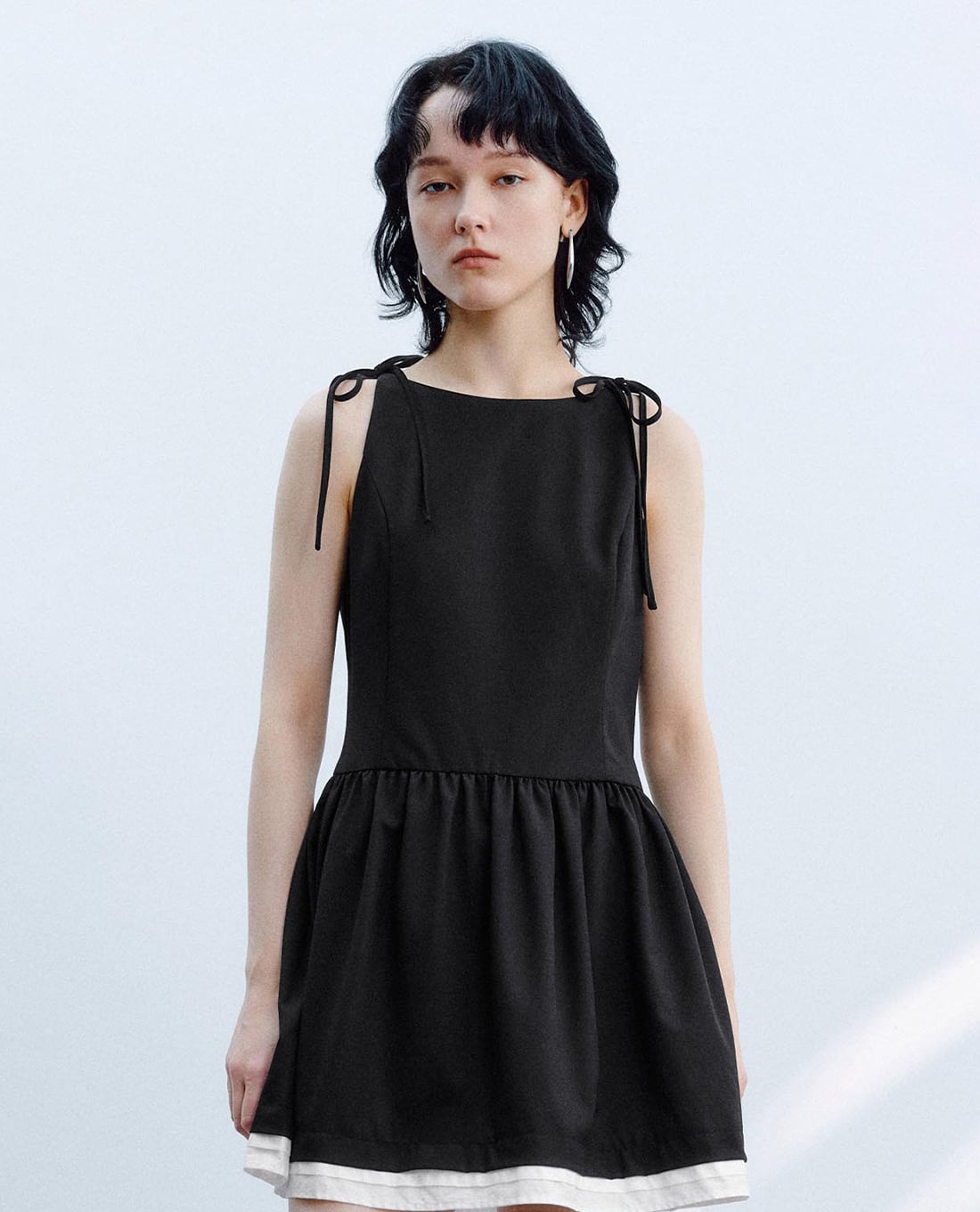 URBAN REVIVO - Đầm sát nách mini cổ tròn thắt nơ