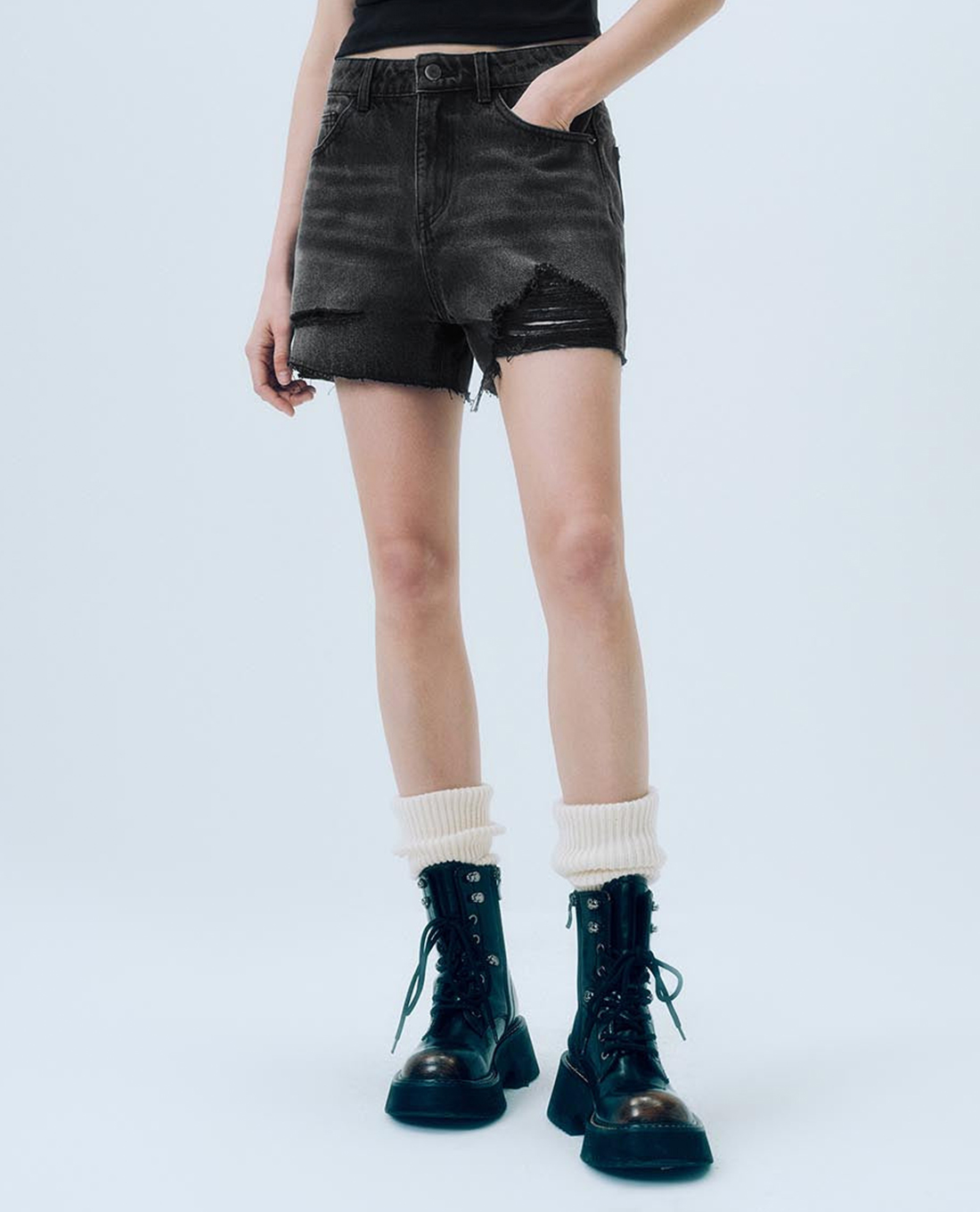 URBAN REVIVO - Quần short jeans nữ rách gối