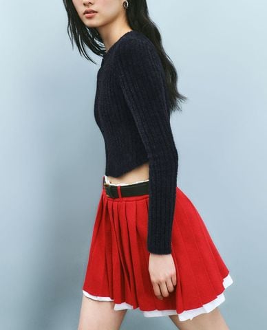  URBAN REVIVO - Áo dệt kim nữ cổ tròn tay dài phom croptop 