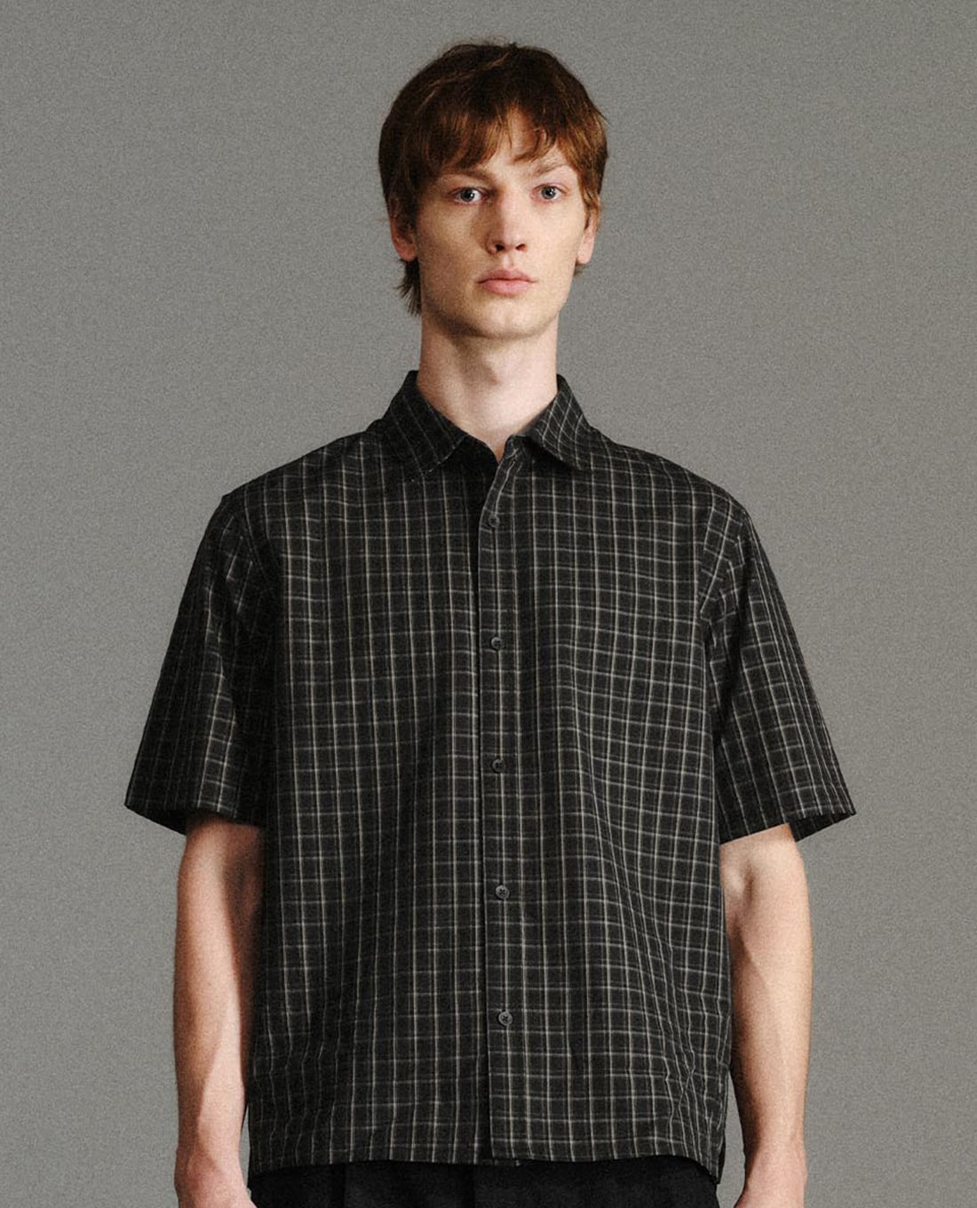 URBAN REVIVO - Áo sơ mi nam cổ bẻ tay ngắn sọc caro