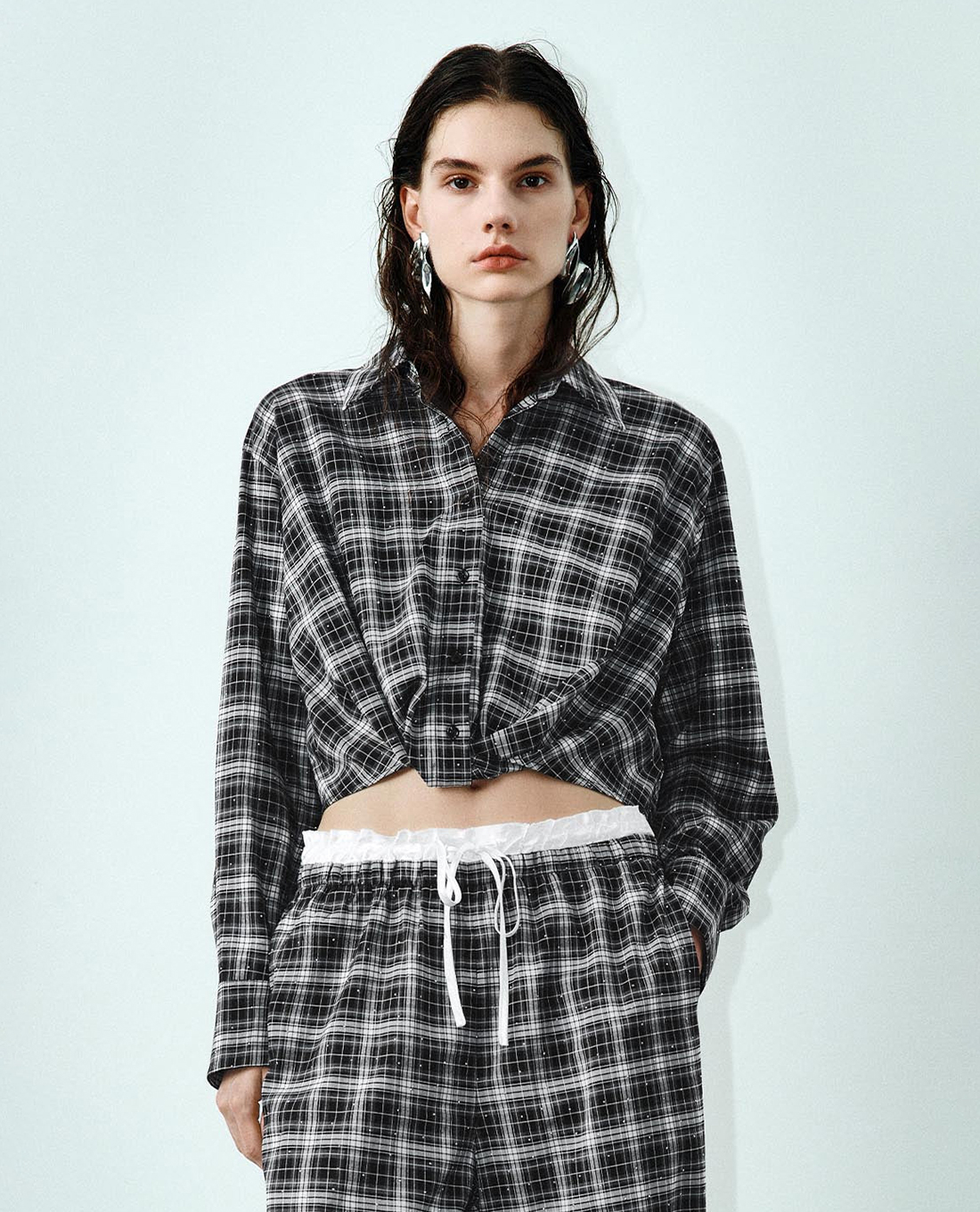 URBAN REVIVO - Áo sơ mi nữ phom croptop kẻ caro
