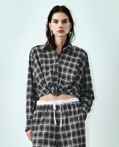  URBAN REVIVO - Áo sơ mi nữ phom croptop kẻ caro 