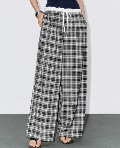  URBAN REVIVO - Quần nữ ống rộng lưng thun kẻ sọc 