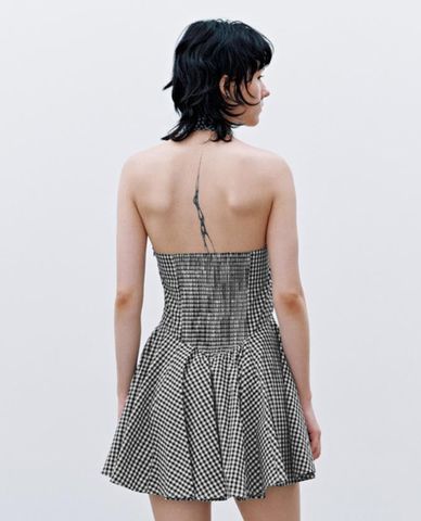  URBAN REVIVO - Đầm xếp li mini cổ yếm kẻ caro 