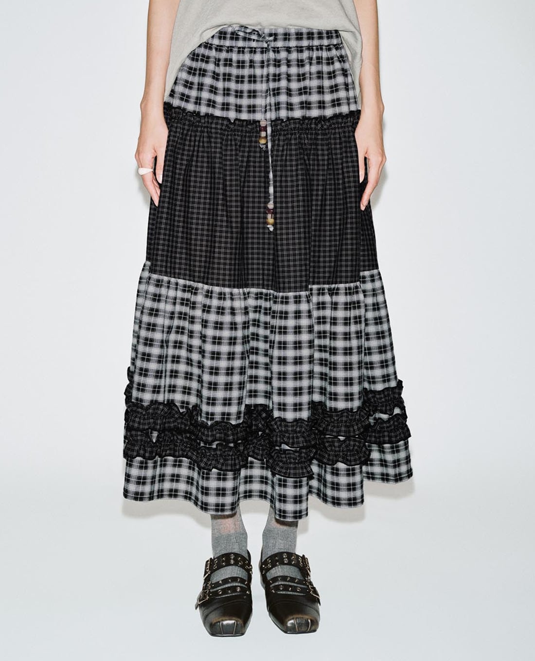 URBAN REVIVO - Chân váy xếp tầng midi kẻ caro