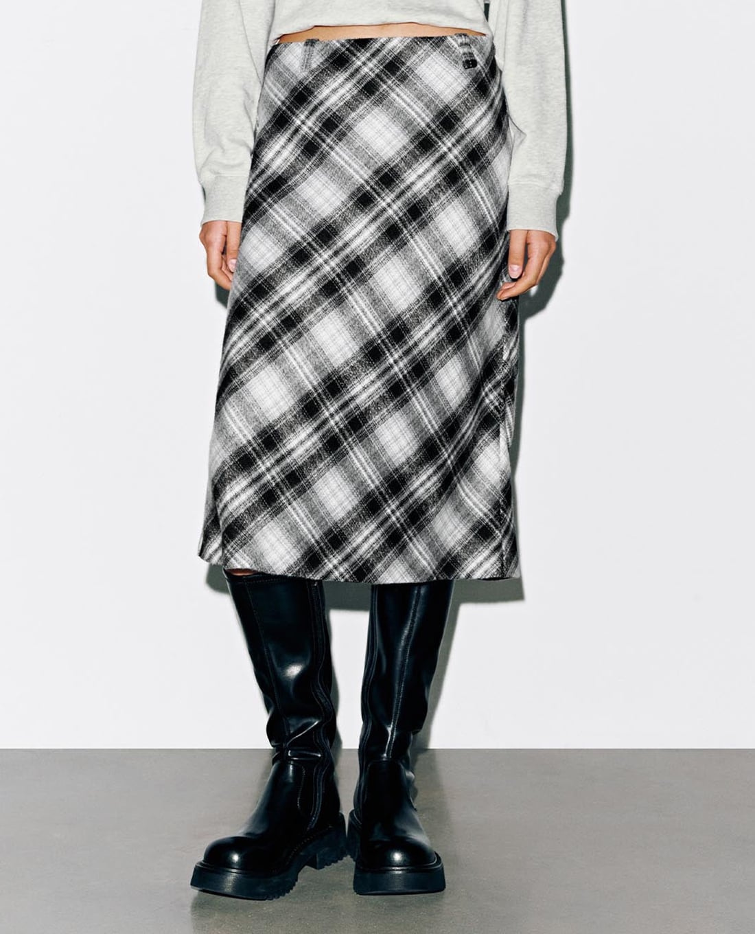 URBAN REVIVO - Chân váy chữ A midi kẻ caro