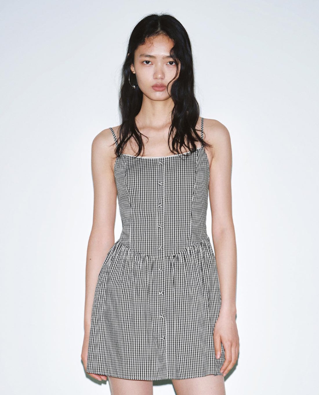 URBAN REVIVO - Đầm hai dây mini kẻ sọc phối nút