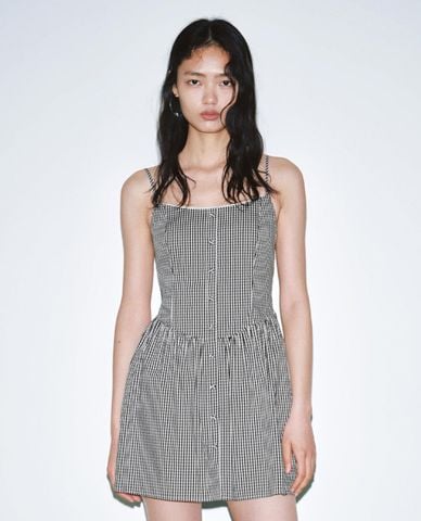  URBAN REVIVO - Đầm hai dây mini kẻ sọc phối nút 
