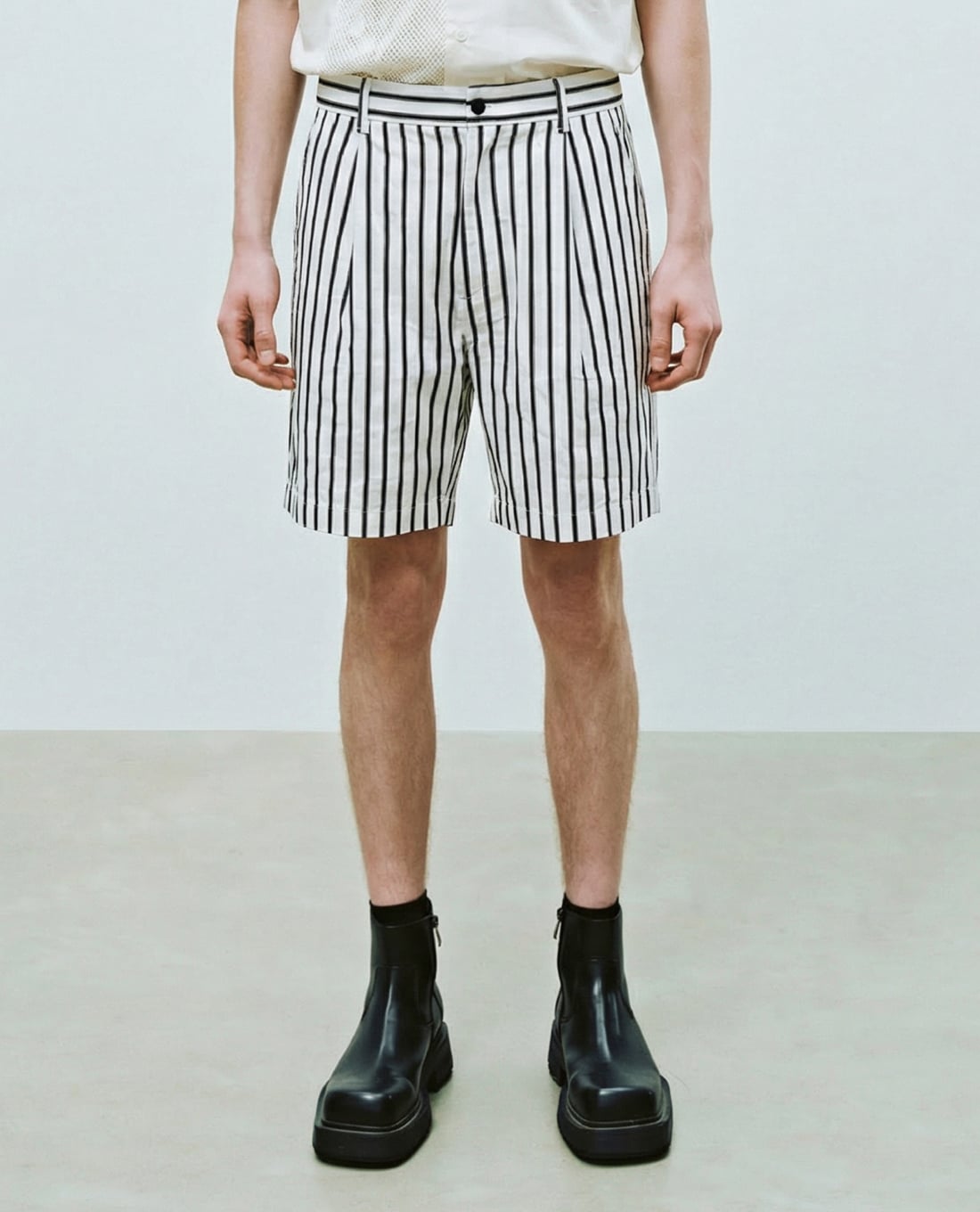 URBAN REVIVO - Quần short nam ống rộng kẻ sọc
