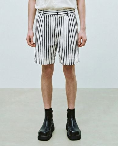  URBAN REVIVO - Quần short nam ống rộng kẻ sọc 
