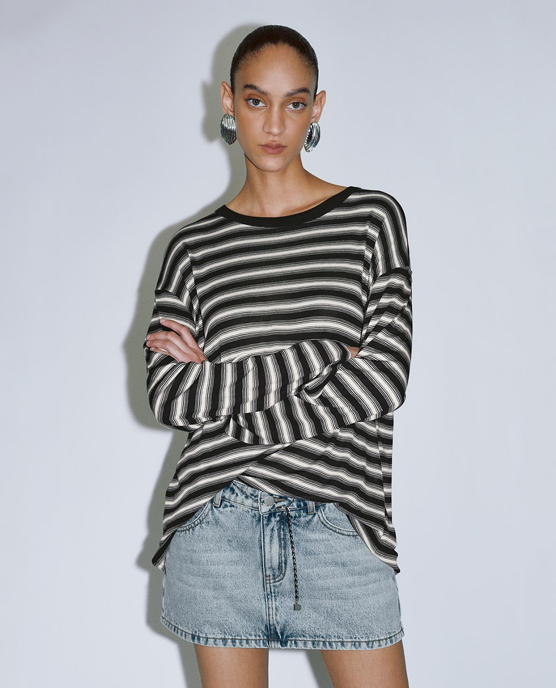 URBAN REVIVO - Áo thun nữ cổ tròn tay dài kẻ sọc