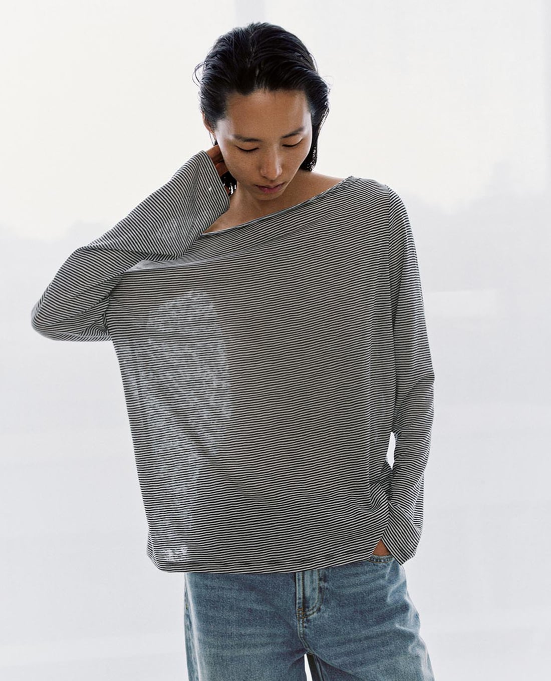 URBAN REVIVO - Áo dệt kim nữ cổ thuyền tay dài kẻ sọc