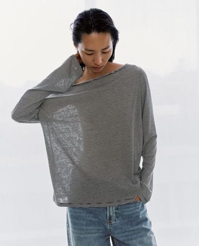  URBAN REVIVO - Áo dệt kim nữ cổ thuyền tay dài kẻ sọc 