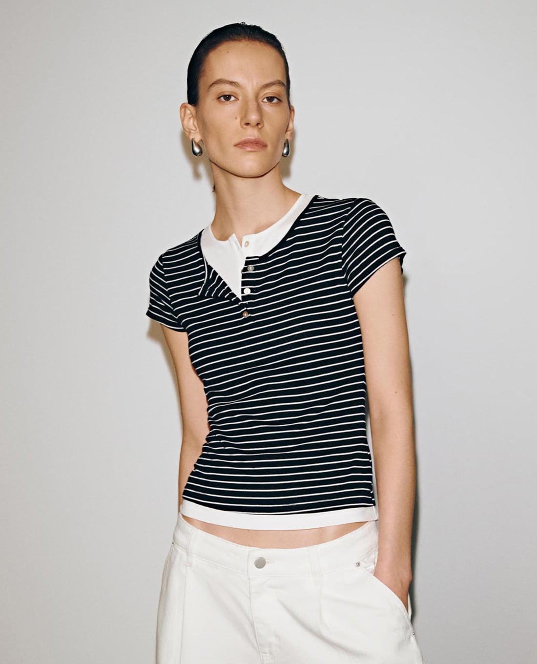 URBAN REVIVO - Áo thun nữ cổ henley tay ngắn kẻ sọc