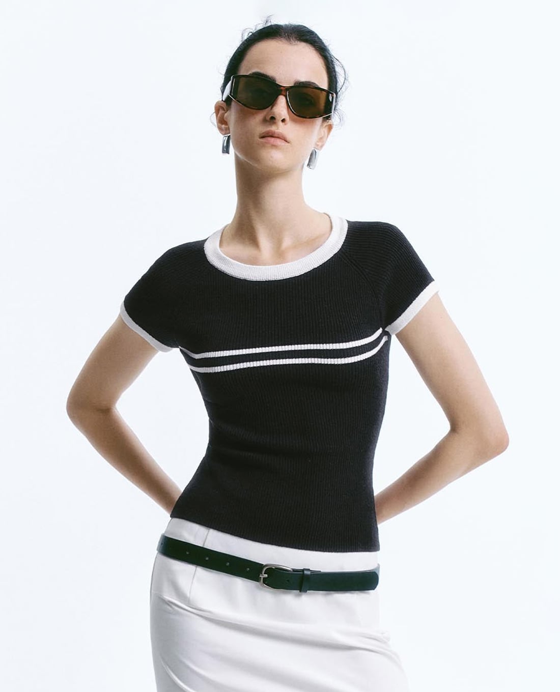 URBAN REVIVO - Áo dệt kim nữ cổ tròn tay ngắn phối sọc