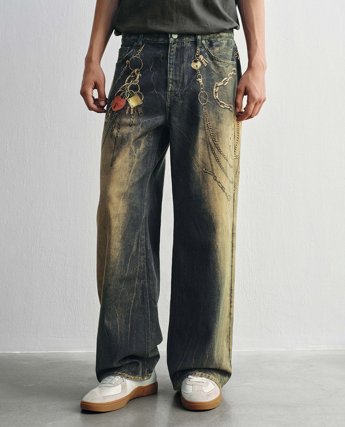 URBAN REVIVO - Quần jeans nam ống rộng họa tiết bụi bặm