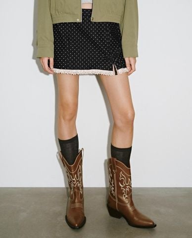  URBAN REVIVO - Chân váy denim mini chấm bi xẻ tà 