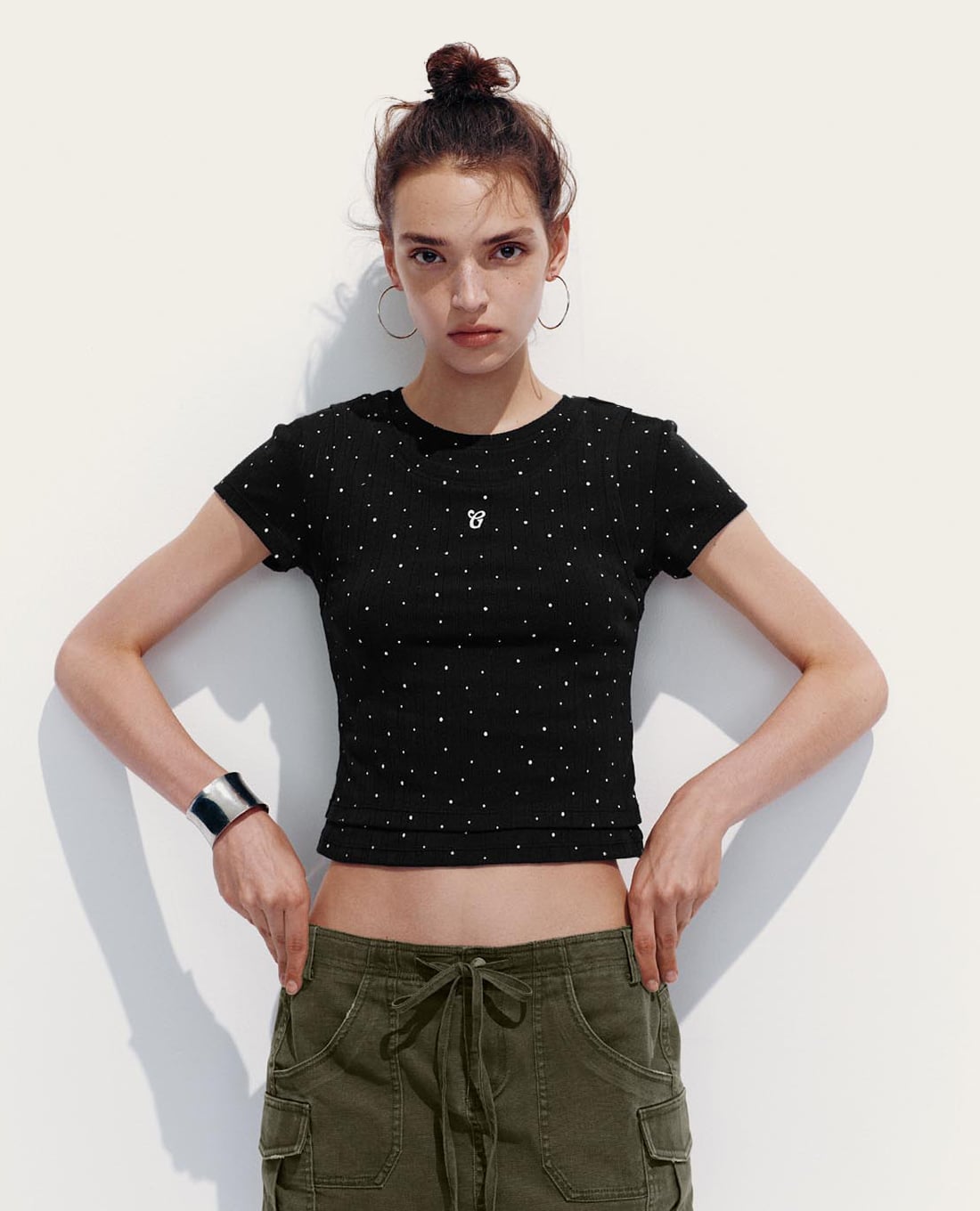 URBAN REVIVO - Áo croptop nữ cổ tròn tay ngắn chấm bi