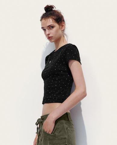  URBAN REVIVO - Áo croptop nữ cổ tròn tay ngắn chấm bi 