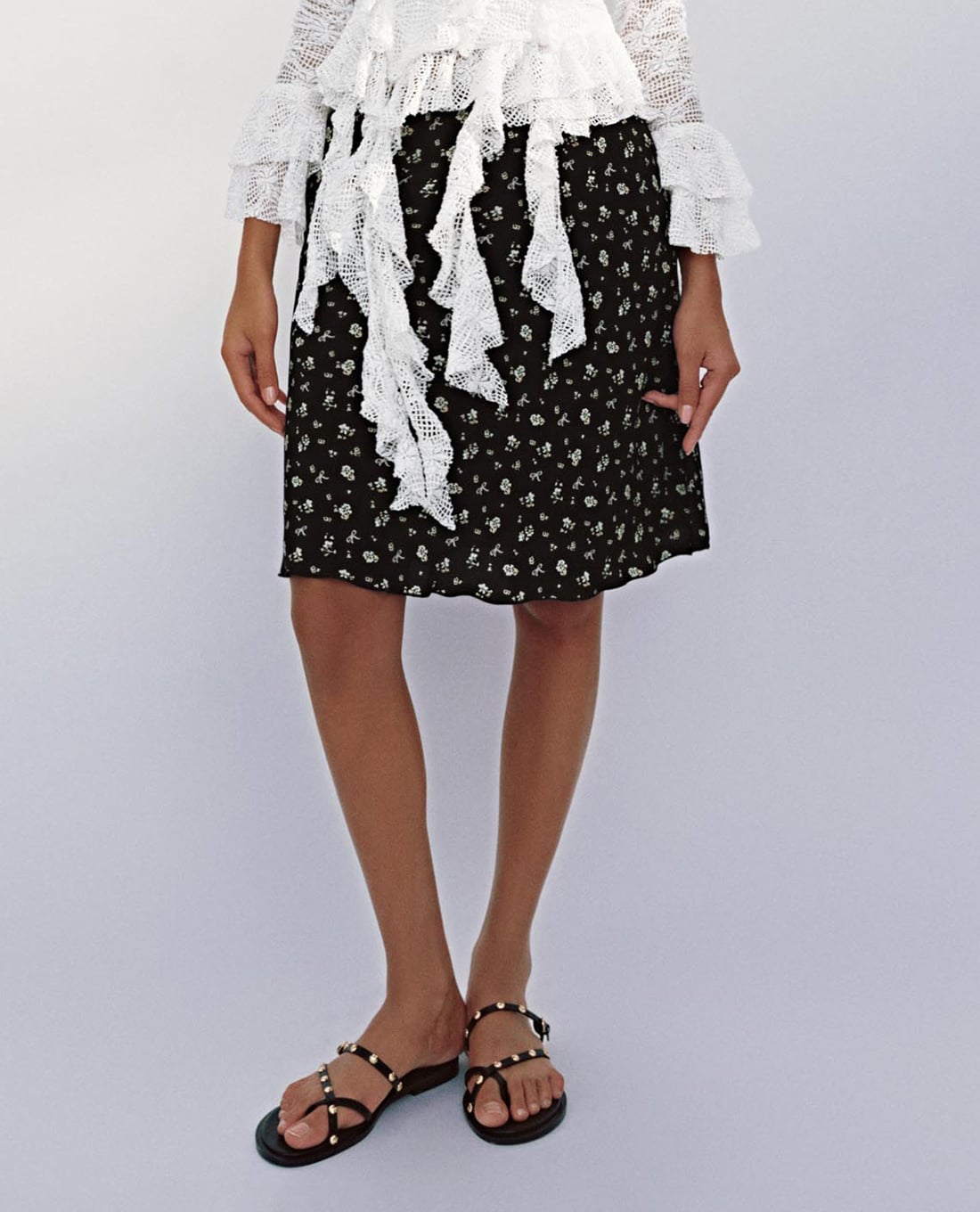 URBAN REVIVO - Chân váy phom suông mini hoa nhí