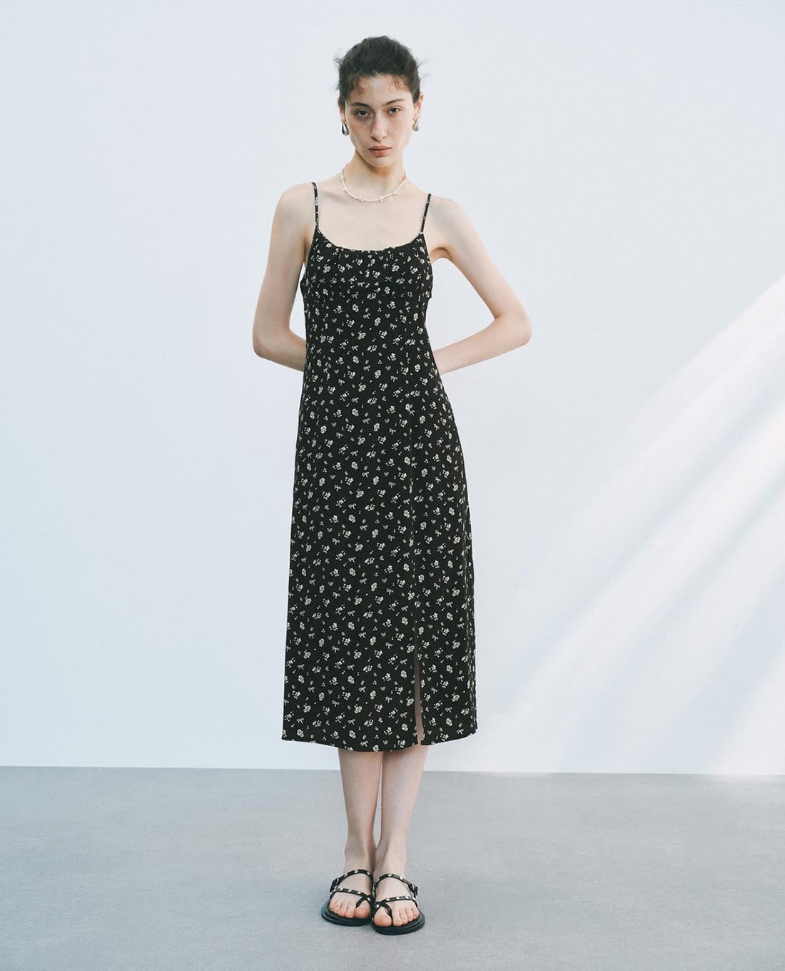 URBAN REVIVO - Đầm hai dây midi phối hoa nhí