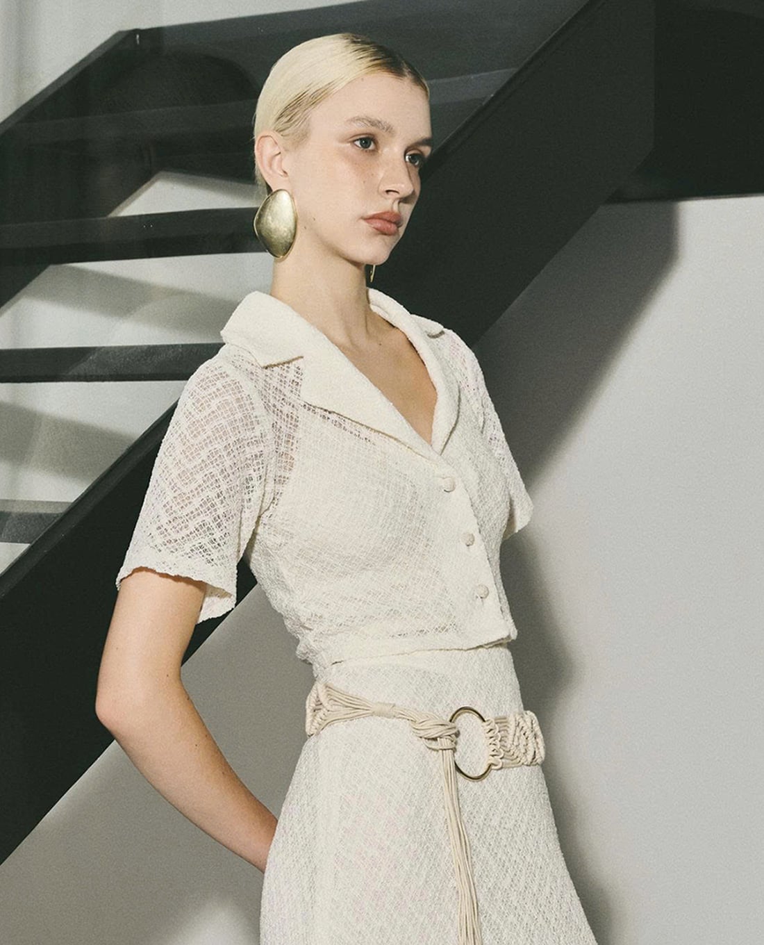 DEZUS - Áo sơ mi nữ cổ bẻ tay ngắn phối ren Berlin