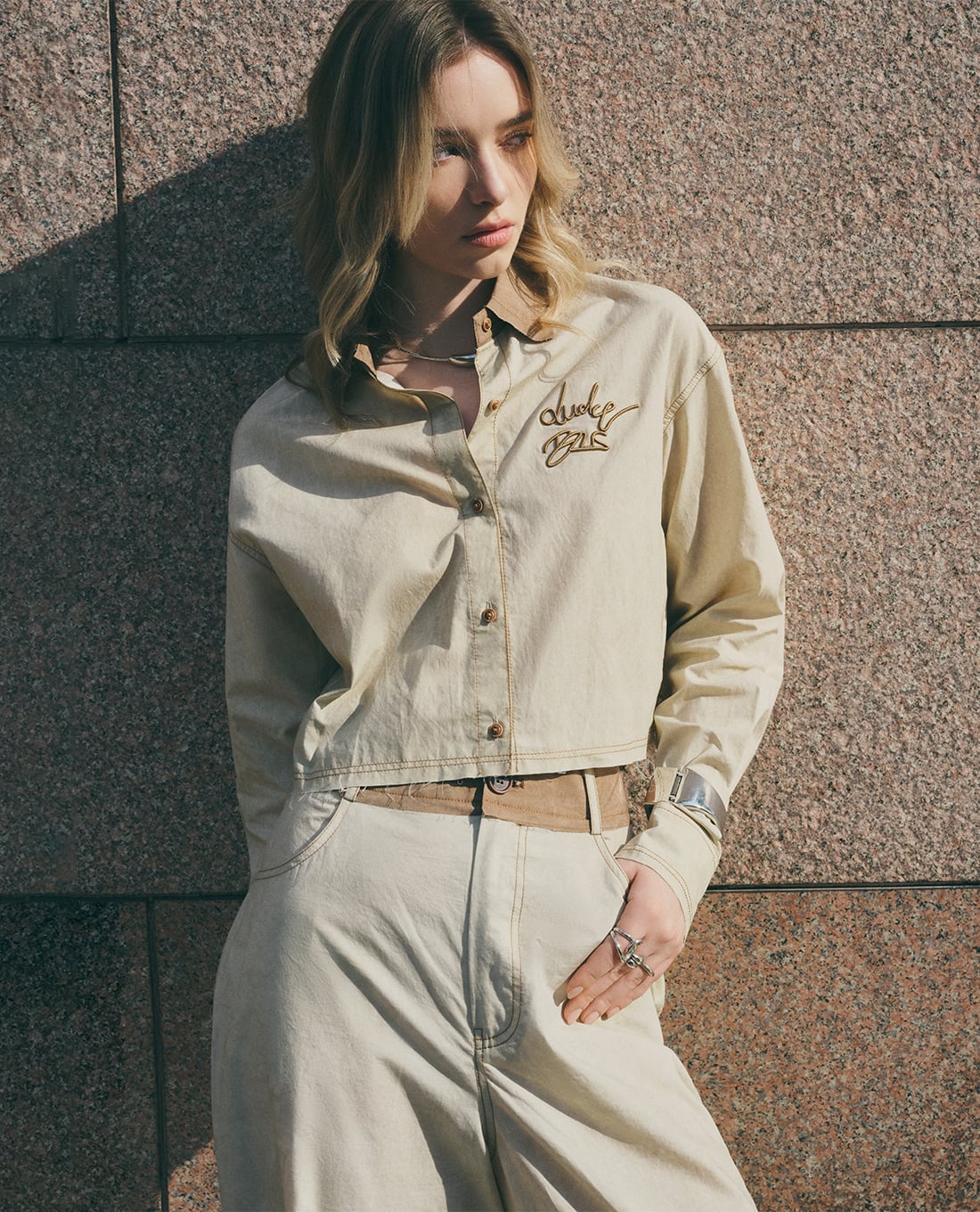 DEZUS - Áo sơ mi nữ cổ bẻ tay dài thêu chữ Shaine