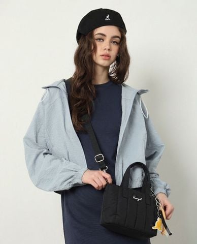  KANGOL - Túi đeo chéo nữ chần bông phối charm 
